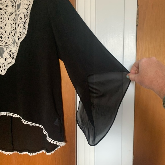 Umgee black flowy top with lace. Women’s Lg. - Picture 5 of 7